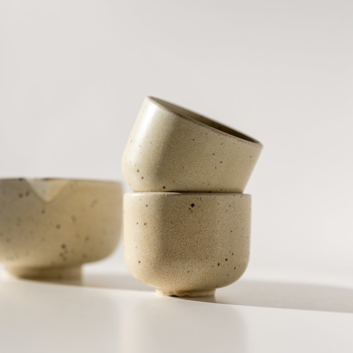 handgefertigter Keramik Cup in Natur von Studio Amun auf hellem Untergrund