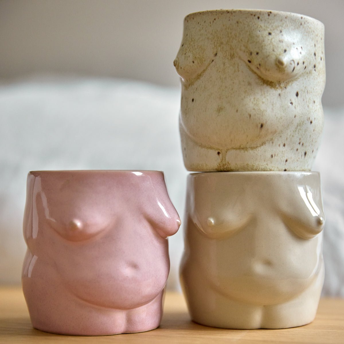 handgefertigte Body Becher aus Keramik in Natur, Rosa und Freckles von Studio Amun, gestapelt