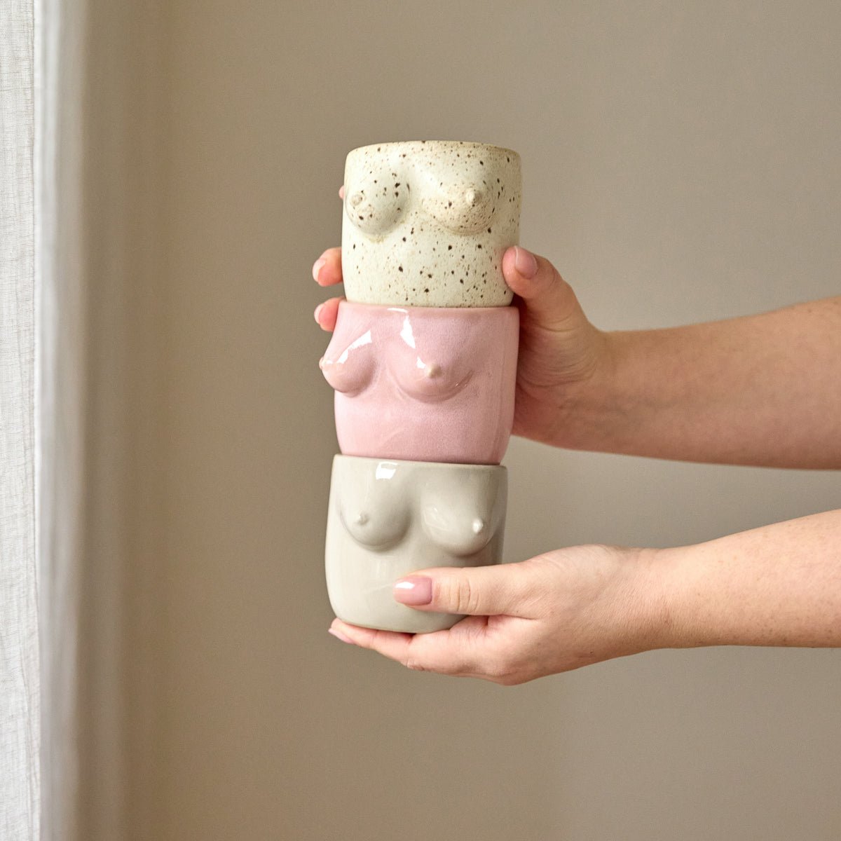 Keramik Body Becher Frauenkörper handgemacht in verschiedenen Farben Studio Amun Hamburg