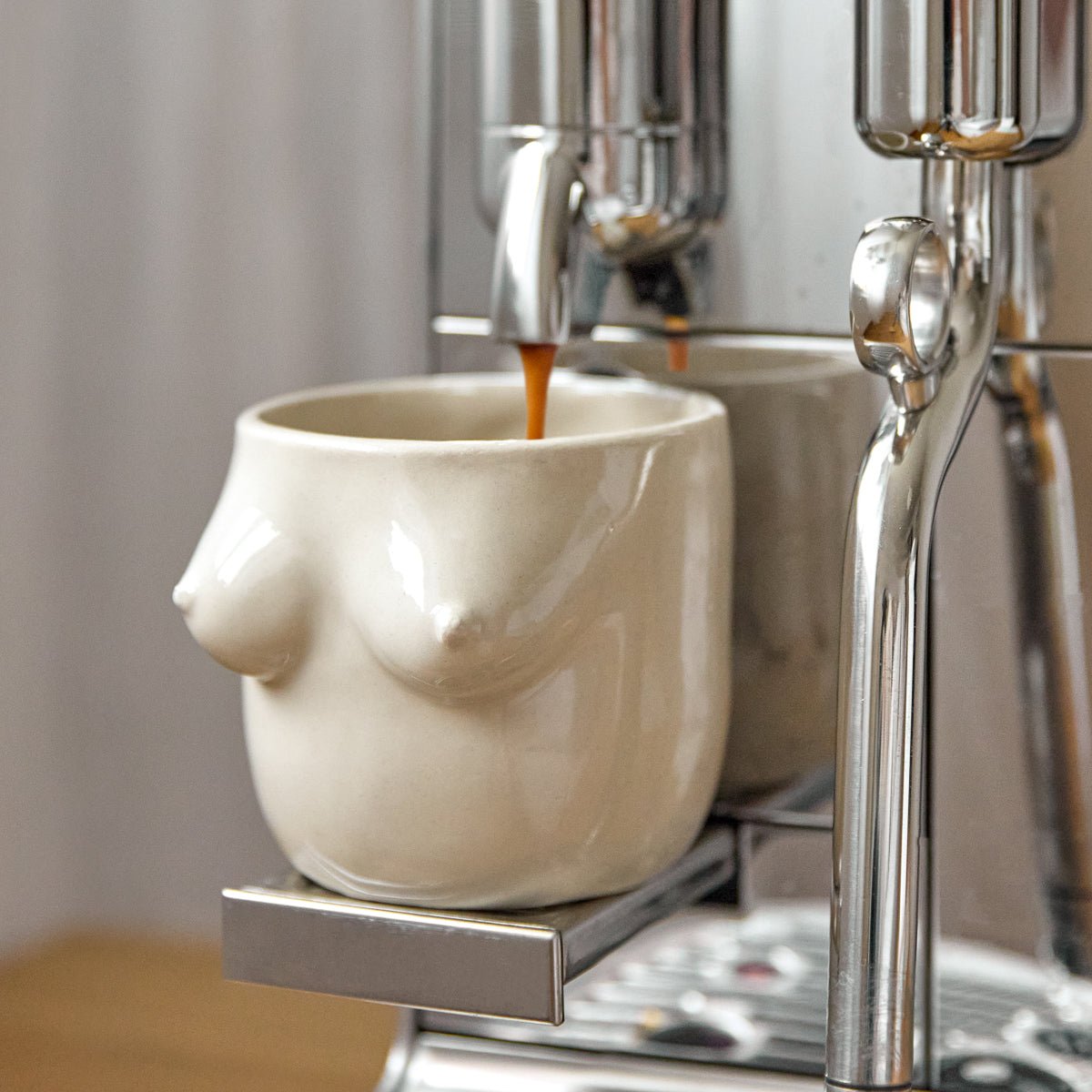 handgemachter Body Becher aus Keramik in Natur/Beige unter einer Espressomaschine beim Kaffeebezug
