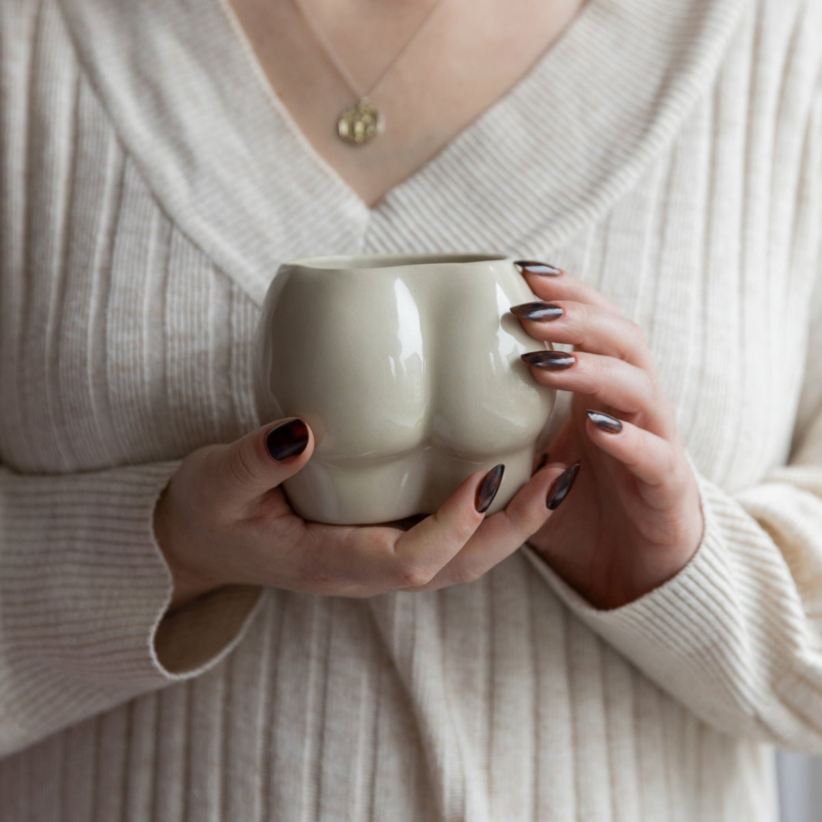 handgemachter Body Becher aus Keramik in Natur von Studio Amun, in der Hand gehalten