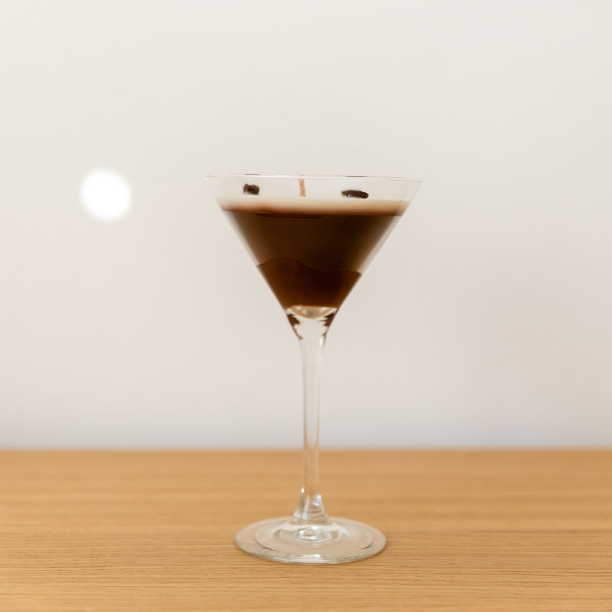 handgegossene Duftkerze im Cocktailglas von Studio Amun auf hellem Hintergrund