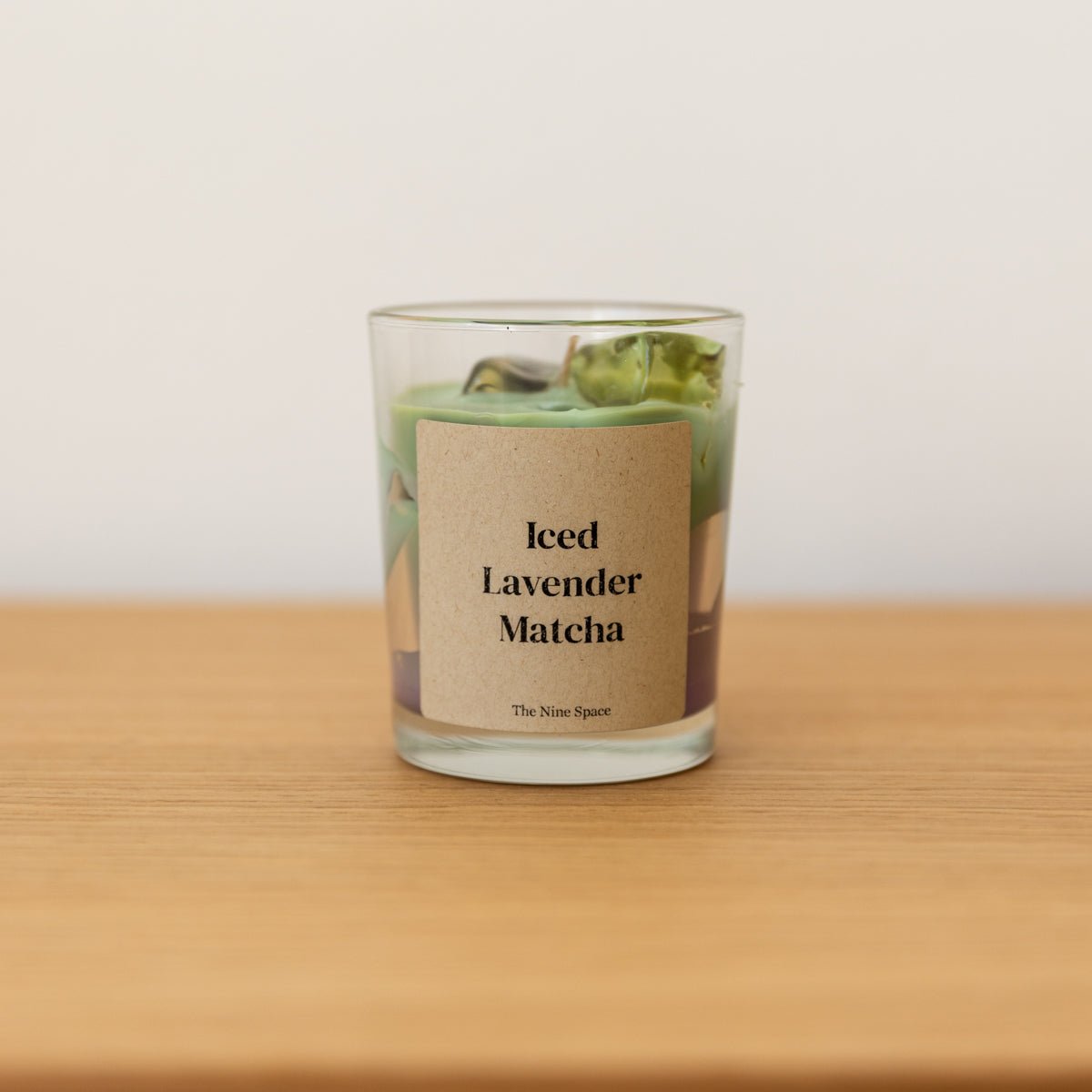 handgegossene Duftkerze im Glas von Studio Amun auf hellem Holztisch