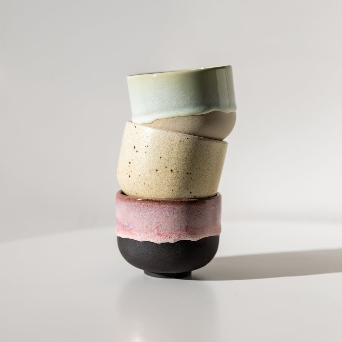 handgefertigte Keramik Cups in verschiedenen Farben von Studio Amun gestapelt