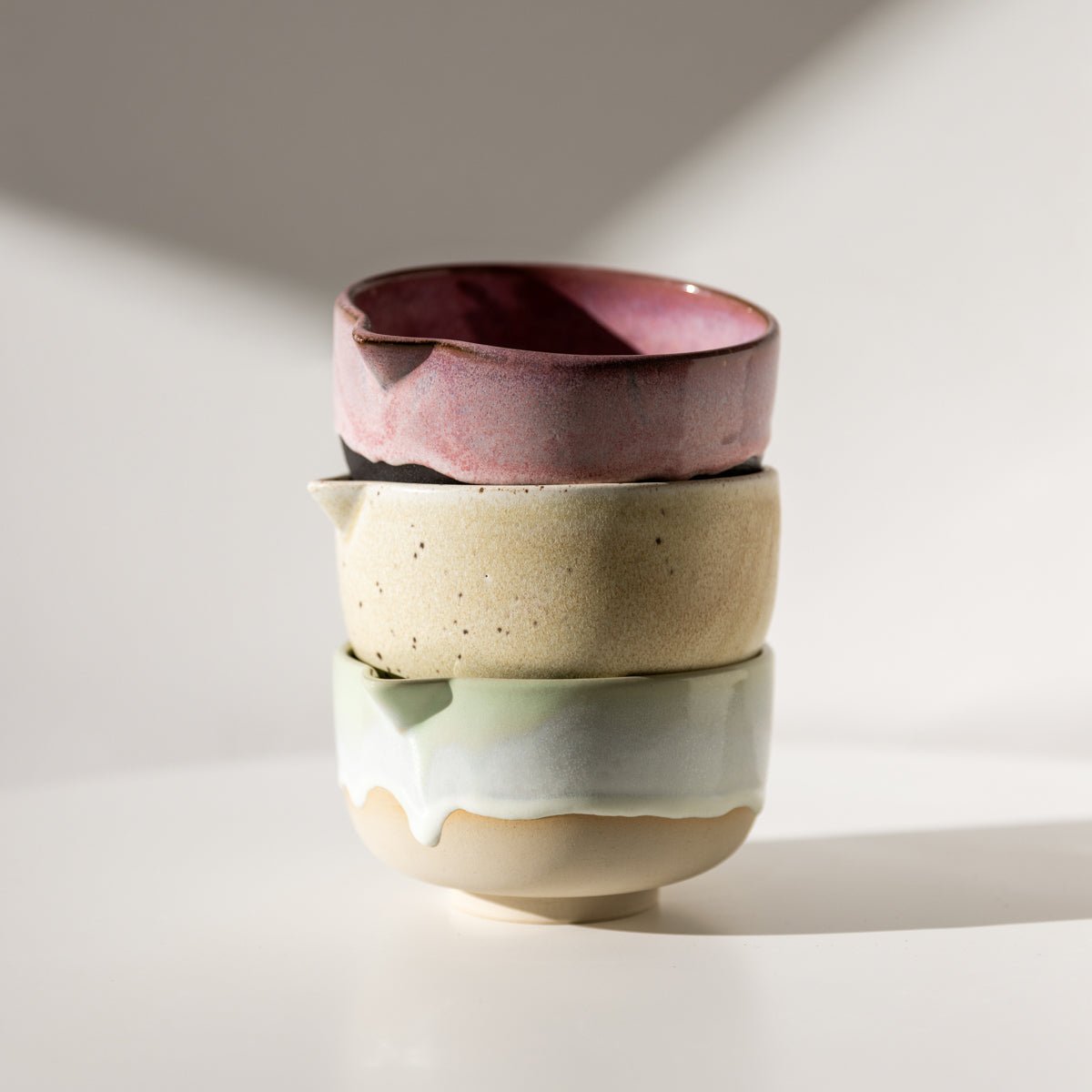 handgefertigte Matcha Schalen aus Keramik in verschiedenen Farben von Studio Amun gestapelt