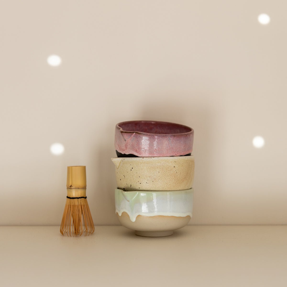 handgefertigte Matcha Schalen aus Keramik von Studio Amun mit Matcha und Zubehör auf hellem Hintergrund